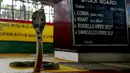 Seekor kobra hasil tangkapan Kali saat dirawat di pusat ekstraksi bisa ular Irula di pinggiran Chennai, India, (11/11). Berbekal sabit kecil, linggis, dan tas kanvas, Kali dan rekannya Vedan setiap hari memburu kobra. (AFP Photo/Arun Sankar)