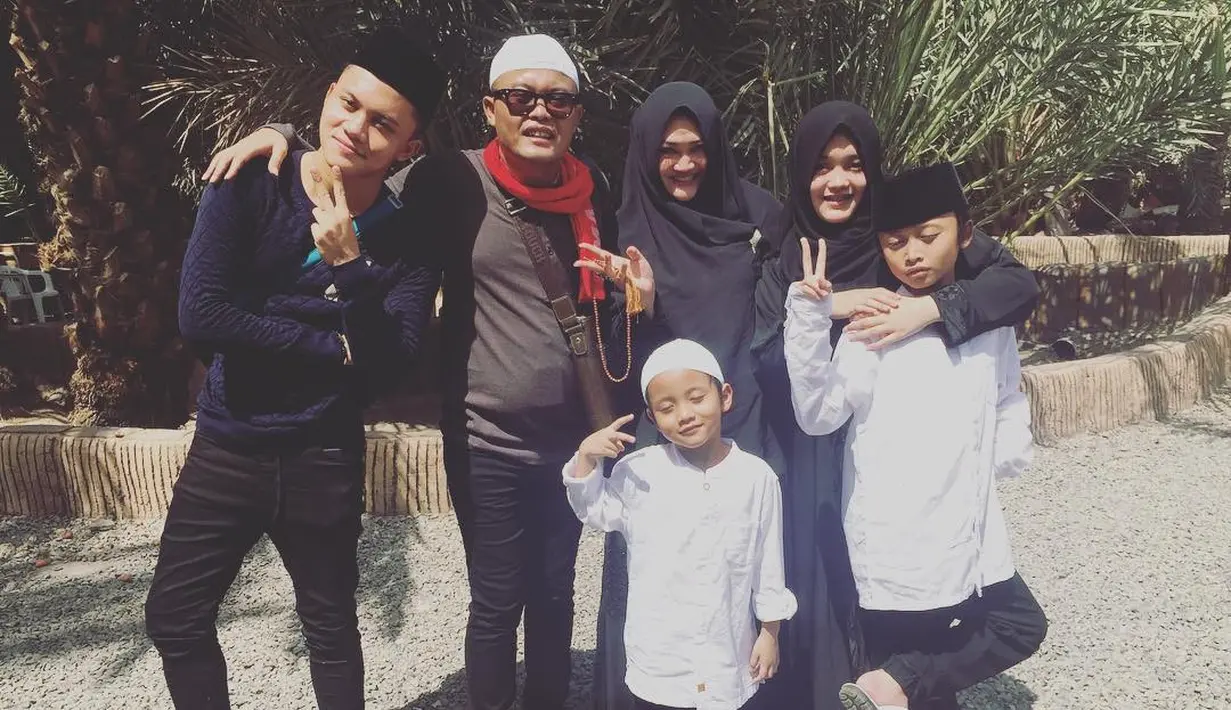 "Sering terjadi ketidakcocokan kemudian damai lagi, Sule janji akan mengubah tabiatnya, perilakunya, dimaafkan, ngumpul lagi, bareng terus aja berulang lagi seperti itu," lanjutnya. (Instagram/ferdinan_sule)