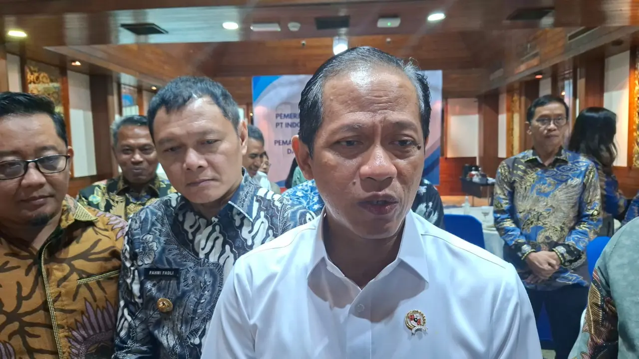 Menteri LH Hanif Faisol menghadiri dan melihat langsung penandatanganan kerja sama.