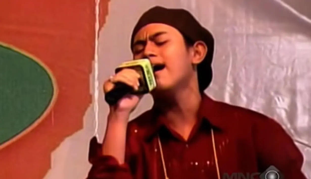 Nassar tampak dengan penampilannya yang masih kurus.
Nassar saat itu mengikuti audisi di Bandung pada 2004. (Youtube Apa Aja Boleh)