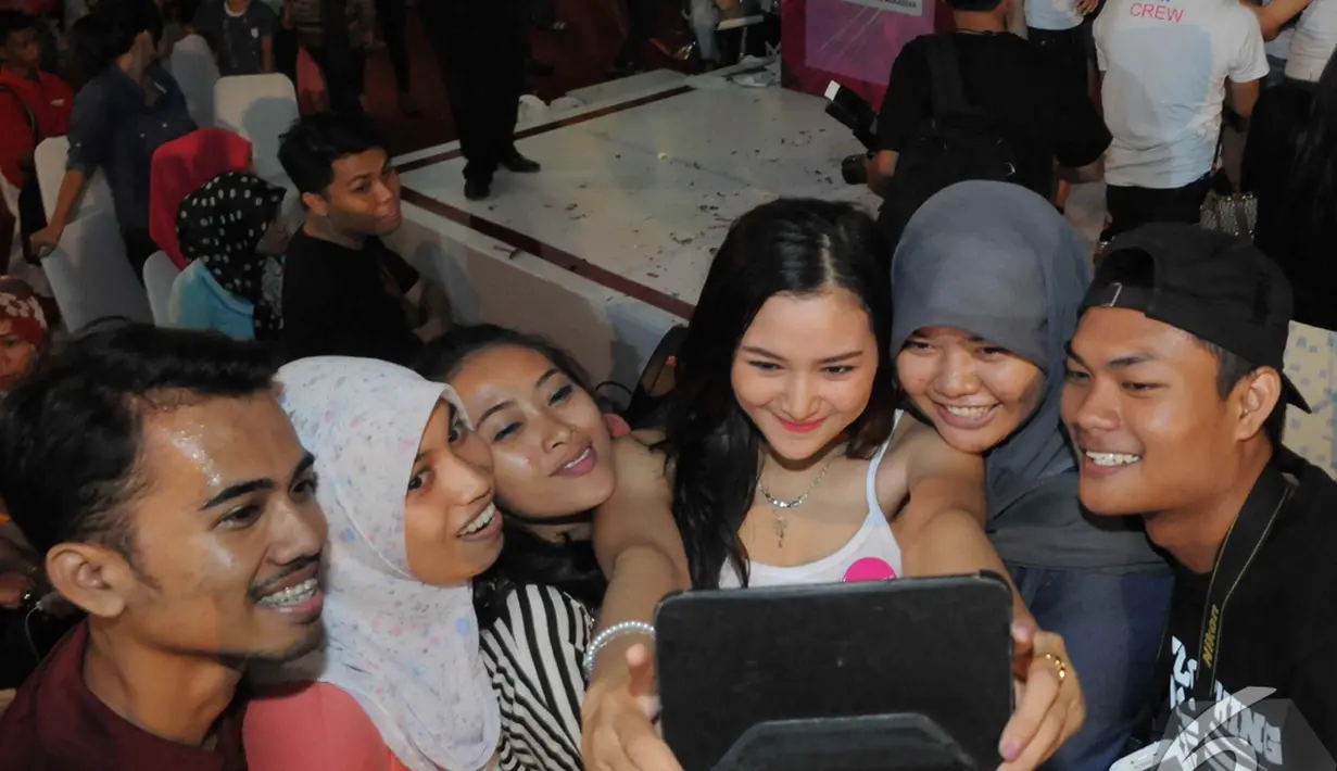 seorang finalis Micel 2014 asal Makassar mengajak kawan-kawannya untuk ber'serfie' bersama, Makassar, Minggu (7/9/2014) (Liputan6.com/Herman Zakharia)