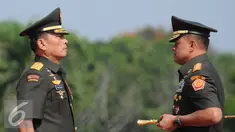 Jenderal TNI Moeldoko (kiri) menyerahkan tugas dan tanggung jawab sebagai Panglima TNI kepada Jenderal TNI Gatot Nurmantyo di Mabes TNI Jakarta, Selasa (14/7/2015). Upacara serah terima jabatan ini dihadiri 1.664 pasukan. (Liputan6.com/Helmi Fithriansyah)