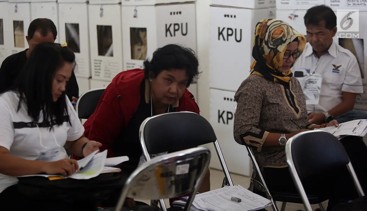 Sejumlah petugas melakukan perhitungan rekapitulasi surat suara di Kecamatan Menteng, Jakarta, Kamis (25/4). Hingga hari ini proses rekapitulasi suara di kecamatan Menteng telah merampungkan 55 persen dari total 246 di Kecamatan Menteng. (Liputan6.com/Johan Tallo)
