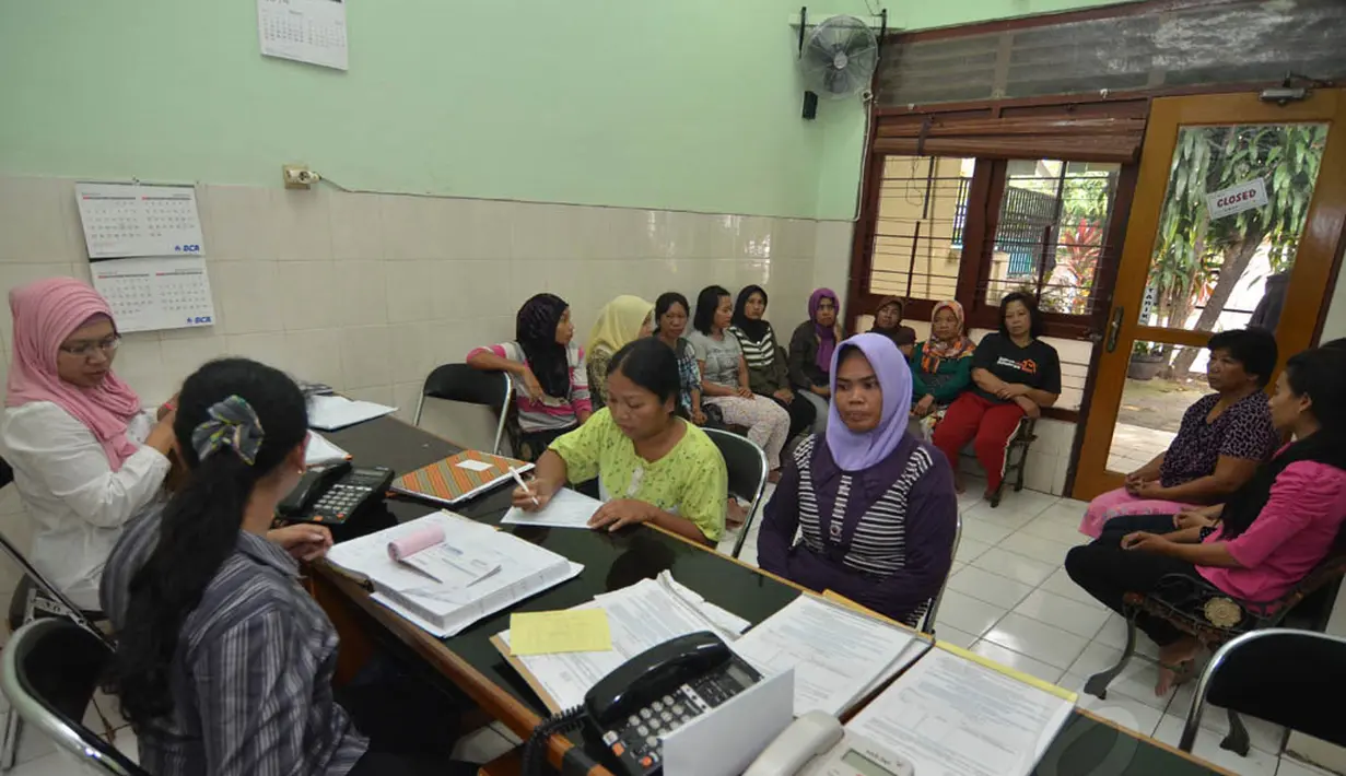 Para pembantu rumah tangga menulis biodatanya kepada lembaga penyalur di Yayasan Bu Gito (24/7/14) (Liputan6.com/JohanTallo)