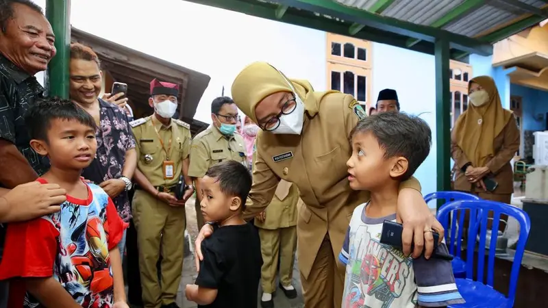 Bupati Banyuwangi Ipuk Fiestiandani menyapa ke tiga anak almarhum Kadir Abdullah sopir truk tangki BBM yang terguling di lampu merah Sukowidi (Istimewa)