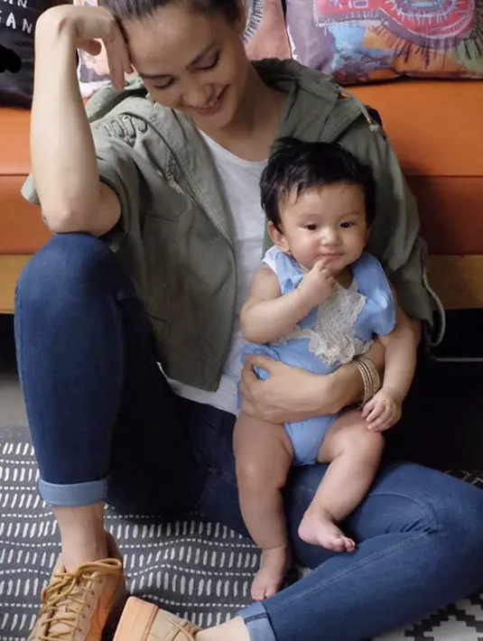 Dalam foto ini hubungan ibu dan anak antara Atiqah dan Salma terlihat begitu erat. Salma begitu nyaman berada di pangkuan sang ibu. Wajah mungil Salma begitu menggemaskan bagi orang-orang yang melihatnya. (Instagram/atiqahhasiholan)