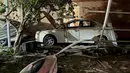 Puing-puing berserakan di sekitar sebuah mobil di lokasi yang menurut media Iran merupakan serangan AS di Kuhestak, Iran selatan,  Rabu dini hari, 2 September 2026. (Masoud Mohammadi/Tasnim News Agency via AP)