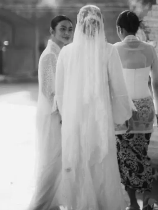 Atasan tersebut pun dipadukan bawahan warna senada. Membuat tampilan Ariel tampak elegan. [@eghadelatoya]