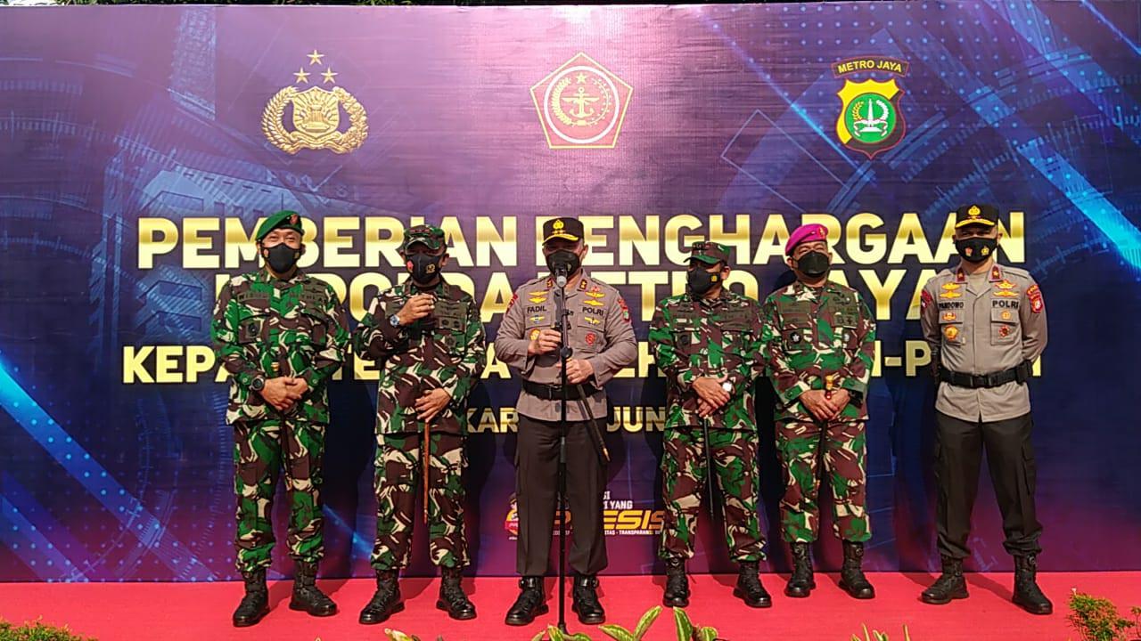 Kapolda Metro Jaya berikan penghargaan kepada jajarannya personel TNI-Polri yang berhasil cegah pemudik keluar Jakarta saat Lebaran 2021