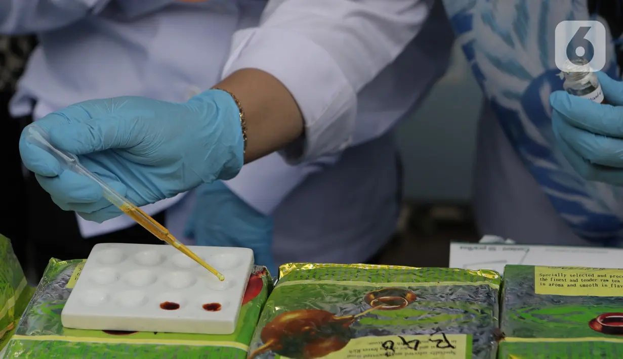 Petugas melakukan uji laboratorium sabu sebelum pemusnahan barang bukti narkotika tahun 2020 di Kantor BNN, Cawang, Jakarta, Selasa (4/2/2020). BNN memusnahkan sabu seberat 51,79 kg hasil penindakan di Medan, Sumatera Utara dan menangkap satu tersangka berinisial Zul. (Liputan6.com/Herman Zakharia)