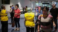 Petugas Kesehatan Karantina Bandara (KKB) memeriksa suhu badan penumpang yang baru mendarat di Terminal 3 Bandara Soekarno Hatta, Tangerang, Banten, Rabu (15/5/2019). Pemeriksaan dilakukan bagi penumpang yang tiba dari penerbangan Singapura dan Afrika. (Liputan6.com/Faizal Fanani)