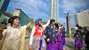 Sejumlah aktivis mengenakan kostum dari sampah plastik air mineral saat menggelar aksi Menolak Swastanisasi Air Jakarta di Bundaran HI, Jakarta, Minggu (22/3/2015). (Liputan6.com/Faizal Fanani)