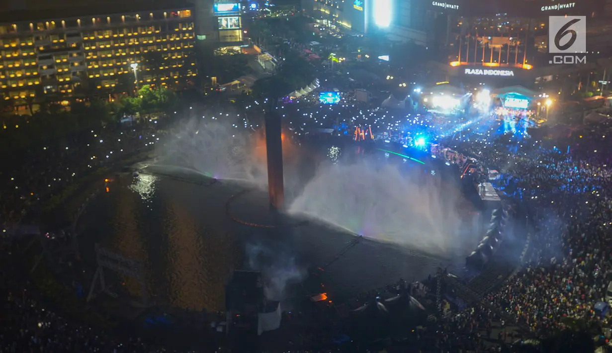 Ribuan warga memadati panggung hiburan pada malam puncak peringatan HUT DKI Jakarta ke-492 di Bundaran HI Jakarta, Sabtu, (22/6/2019). Rangkaian perayaan HUT DKI Jakarta dikemas dalam konsep ekonomi kreatif dan seni. (merdeka.com/Imam Bukhori)