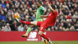 Pemain Liverpool, Dejan Lovren, berebut bola dengan penyerang Sunderland, Jermain Defoe. Hasil seri ini membuat The Reds tertahan di peringkat sembilan. (Reuters/Carl Recine)