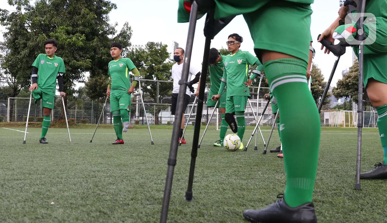 Pemain Garuda Indonesian Amputee Football (INAF) menyimak arahan pelatih jelang laga persahabatan dengan Selebritis FC di Lapangan C Komplek Gelora Bung Karno, Jakarta, Senin (14/12/2020). Laga ini bagian kampanye duta Piala Dunia U-20 2021 dan mematangkan fisik. (Liputan6.com/Helmi Fithriansyah)