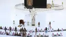 Imam menyampaikan khotbah saat pelaksanaan salat Idul Fitri di Masjidil Haram, Mekah, Arab Saudi, Minggu (24/5/2020). Salat Idul Fitri tetap digelar di Masjidil Haram dan Masjid Nabawi namun dengan jemaah terbatas. (AFP)