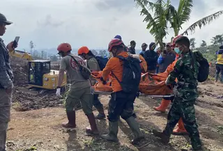 Proses evakuasi temuan jenazah di lokasi longsor Pasirlangu, Cisarua, Kabupaten Bandung Barat, Senin (26/1/2026). (Liputan6.com/ Dikdik Ripaldi)