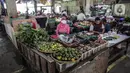 Pedagang terdampak kebakaran menunggu pembeli di Blok B, Pasar Minggu, Jakarta Selatan, Rabu (21/4/2021). Lapak baru tersebut merupakan upaya relokasi agar puluhan pedagang bisa memulai jualan kembali. (Liputan6.com/Faizal Fanani)