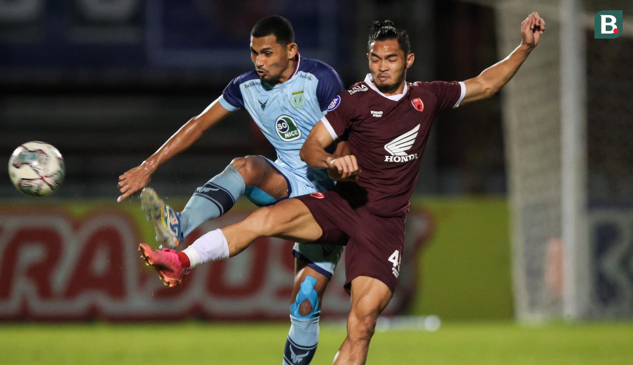 Pemain Persela Lamongan, Andri Muladi (kiri) berebut bola dengan pemain PSM Makassar, Ikhwan Azka Fauzi Wibowo dalam laga pekan ke-15 BRI Liga 1 2021/2022 di Stadion Moch. Soebroto, Magelang, Kamis (02/12/2021). (Bola.com/Bagaskara Lazuardi)