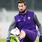 Foto pada tanggal 15 Februari 2017, Kapten Fiorentina Davide Astori saat mengikuti latihan di Moenchengladbach, Jerman. Bek dengan tinggi 188 cm ini merupakan jebolan akademi AC Milan. (Marius Becker / dpa via AP)