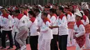 Presiden Joko Widodo bersama Wapres Jusuf Kalla, dan sejumlah pejabat negara menari Poco-Poco dalam rangka pemecahan rekor Guinness World Records di Lapangan Monas, Jakarta, Minggu (5/8). Acara ini diikuti 61 ribu peserta. (Merdeka.com/Iqbal S. Nugroho)