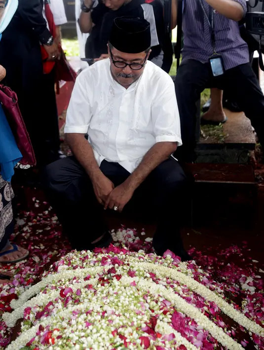 Kesedihan pun menyelimuti Rano Karno dan keluarga yang ditinggalkan. Sang anak yang kini menjadi orang nomor satu di Banten selalu mengingat dalam benaknya ketika sang ibunda selalu mengingatkan agar bekerja dengan jujur. (Andy Masela/Bintang.com)