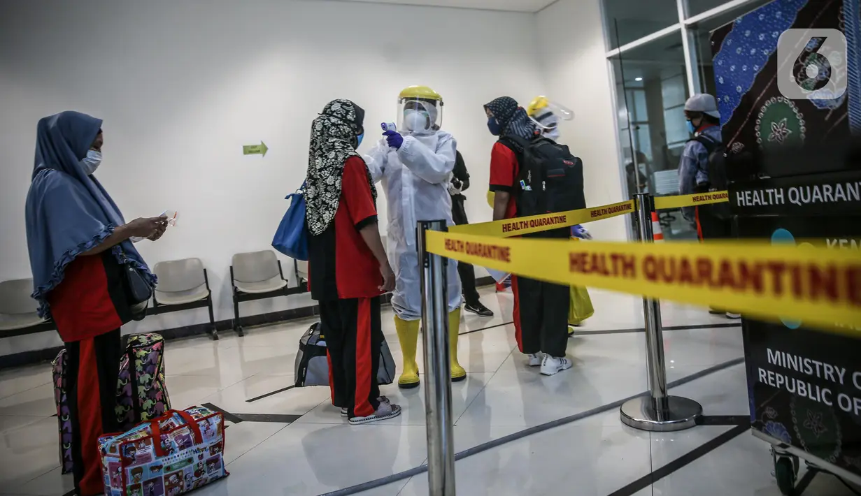 Sejumlah TKI Ilegal yang dipulangkan dari Malaysia diukur suhu tubuhnya setibanya di Pelabuhan Tanjung Priok, Jakarta, Jumat (12/6/2020). Sebanyak 436 TKI Ilegal tersebut nantinya akan dipulangkan ke daerah asalnya di 22 provinsi. (Liputan6.com/Faizal Fanani)