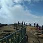 Para pendaki tengah menikmati pemandangan alam di puncak Gunung Ciremai via jalur pendakian Apuy Kabupaten Majalengka Jawa Barat. Foto (Liputan6.com / Panji Prayitno)