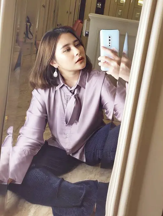 Lebih lanjut, Prilly mengungkap alasan di balik pemikirannya itu. Kala itu ia berpikir, kehidupan pernikahan tidak lah seindah yang diceritakan dalam dongeng. Menurutnya juga, bukan hal mudah ketika harus menyatukan seorang laki-laki dan perempuan. (Instagram/prillylatuconsina96)