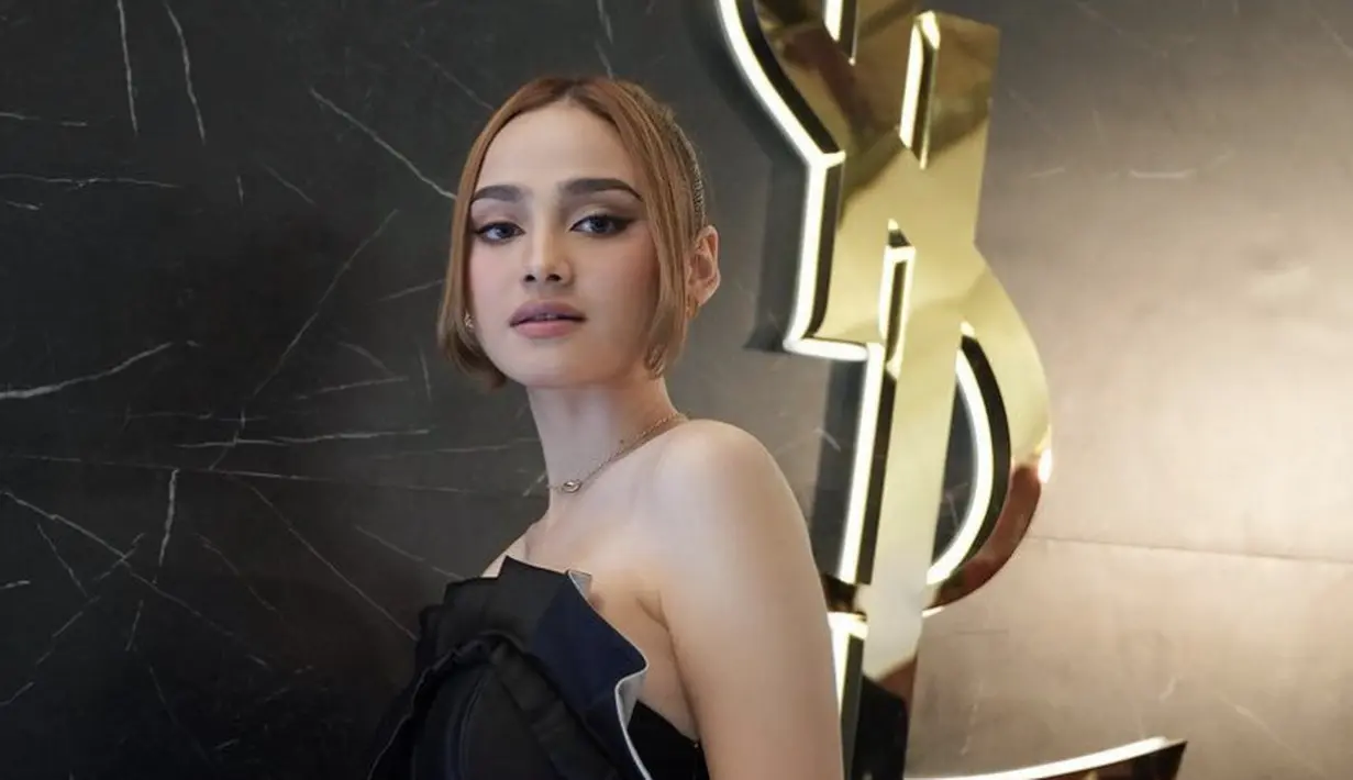 MUA Dany Barca memoles wajah Syifa dengan tampilan elegan serasi dengan busananya. Riasan mata dibuat eyeliner wings, dengan alis mata on fleek, dan lipstik naturalnya. Instagram/danybarca22