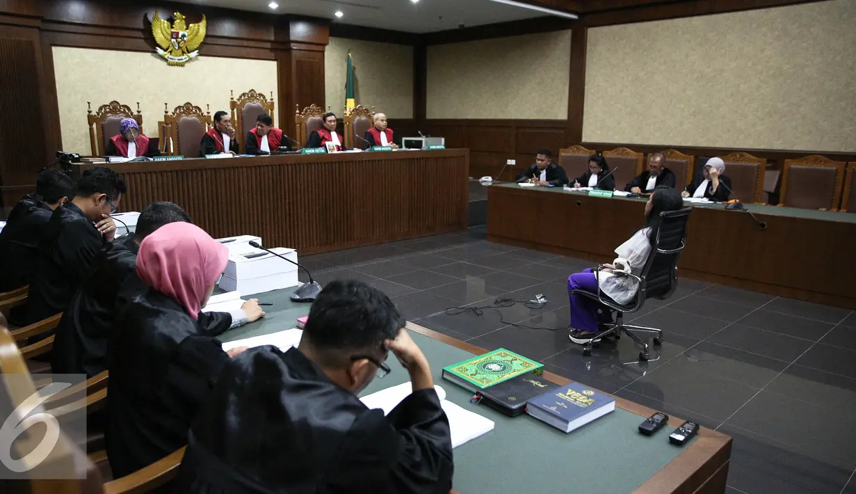 Jaksa KPK menuntut Majelis Hakim menjatuhkan pidana 6 tahun penjara dan denda Rp 500 juta kepada Damayanti. Dalam pertimbangannya, jaksa menilai Damayanti telah mengakui perbuatannya dan menyesal, Jakarta, Senin (29/8). (Liputan6.com/Faizal Fanani)