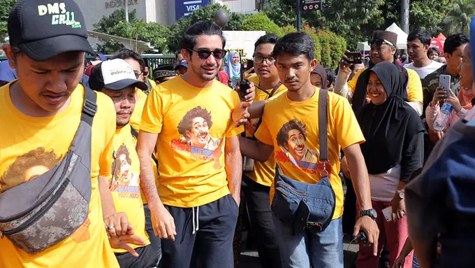 [Bintang] Diangkat Jadi Keluarga Benyamin Sueb, Reza Rahadia Diarak 50 Ondel-ondel