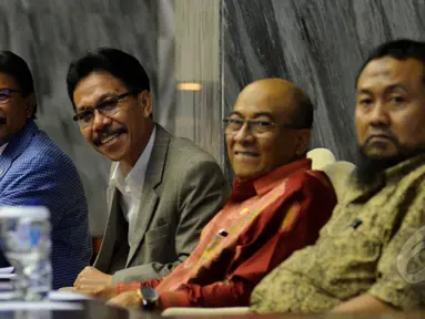 Wakil Ketua Fraksi Partai NasDem,  Johnny G. Plate (kiri) bersama Sekretaris Fraksi Partai NasDem Syarief Abdullah (kedua kanan) saat mengikuti  acara Seminar Politik Fraksi  Nasdem, Jakarta,  Jumat (10/04/2015). (Liputan6.com/Andrian M Tunay)