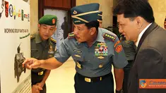 Citizen6, Cilangkap: Panglima TNI berharap kepada tim working group dan 8 mitra industri dapat menghasilkan karya nyata terbaik bangsa berupa Rantis 4x4 yang menggunakan komponen dalam negeri. (Pengirim: Badarudin Bakri)