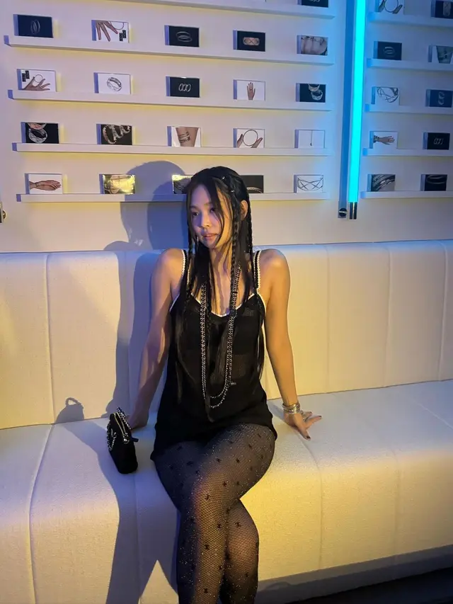 6 Gaya Berani dan Rebel Jennie BLACKPINK di Event Terbaru Chanel, Pakai Dress Transparan dan Tindik Hidung