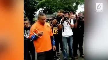 Dede Richo Ramalinggam, mantan finalis Indonesia Idol 2008, yang lebih dikenal Dede Idol ditangkap polisi karena merampok sebuah mobil.