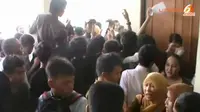 [VIDEO] Berebut Formulir, Ribuan Pencari Kerja di Banten Ricuh