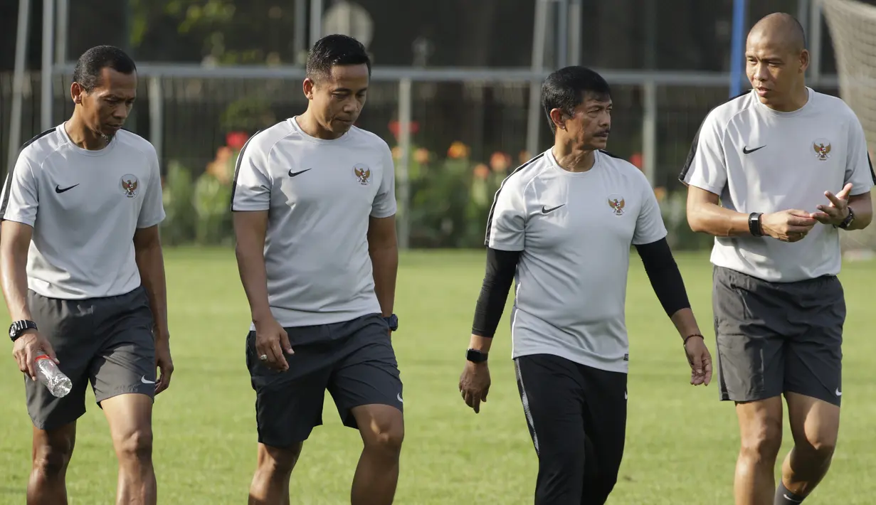 Pelatih Timnas Indonesia U-22, Indra Sjafri, berbincang dengan para staf saat latihan di Lapangan ABC, Senayan, Jakarta, Jumat (11/1). Latihan sekaligus seleksi pemain ini untuk persiapan turnamen Piala AFF U-22. (Bola.com/M Iqbal Ichsan)