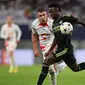 Striker Real Madrid, Vinicius Junior menguasai bola dibayangi bek RB Leipzig, Willi Orban pada fase Grup F Liga Champions 2022/2023 di Leipzig, Jerman (25/10/2022). Satu gol juga dicetak Vinicius Junior ke gawang RB Leipzig di matchday kelima fase grup Liga Champions musim 2022/2023 (25/10/2022). (AFP/Ronny Hartmann)