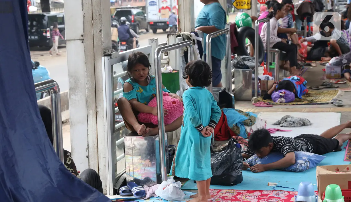 Warga korban banjir mengungsi di Halte Transjakarta Jembatan Baru, Cengkareng, Jakarta, Jumat (3/1/2020). Lansia dan anak-anak ikut mengungsi di Halte Transjakarta Jembatan Baru karena rumah mereka masih terendam banjir. (Liputan6.com/Angga Yuniar)