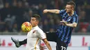 Pemain AS Roma, Iago Falque berusaha melewati pemain Internazionale, Marcelo Brozovic pada laga Serie A di Stadion San Siro, Itali, Sabtu (31/10/2015). (Reuters/Alessandro Garofalo)