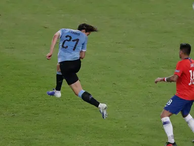 Striker timnas  Uruguay, Edinson Cavani menjebol gawang Chile melalui sundulan pada laga terakhir grup C Copa America 2019 di stadion Maracana, Rio de Janeiro, Senin (24/6/2019). Gol tunggal Edinson Cavani dalam laga tersebut memastikan Uruguay jadi juara Grup C. (AP/Eraldo Peres)