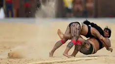 Dua wanita adat sedang bergulat dalam pertandingan yang disebut Huka Huka pada Olimpiade bagi Masyarakat adat, Palmas, Brasil, (30/10/2015). Sekitar 48 etnik yang akan terdiri atas empat ribu atlet ikut dalam Olimpiade ini. (REUTERS/Ueslei Marcelino)