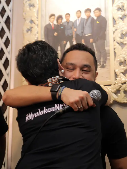 "Itu yang bikin gue terharu banget. Itu yang bikin gue nangis banget karena sampai seikhlas ini wah mereka bener-benar luar biasa," ujar Giring. (Nurwahyunan/Bintang.com)