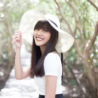 ilustrasi perempuan bahagia/ copyright by John Kasawa/Shutterstock