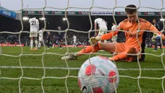 Musim 2021/2022 telah usai dengan menciptakan berbagai rekor di sana-sini. Seperti rekor kiper dengan jumlah kebobolan terbanyak di liga-liga top Eropa. Berikut daftar lengkapnya yang melibatkan 6 kiper di beberapa liga top Eropa, seperti Inggris, Italia dan Prancis. (AFP/Oli Scarff)