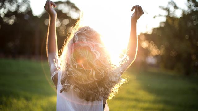 Ilustrasi menikmati hidup, diri sendiri, angin sepoi-sepoi