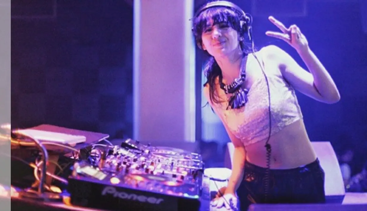 DJ Una Putri berhasil menempati posisi ke-29 dari 100 DJ perempuan di dunia. DJ Una berhasil mengungguli DJ Yasmin yang juga DJ asal Indonesia yang menempati peringkat ke-53 dan Paris Hilton yang berada diperingkat ke-71. (instagram.com/putriuna)