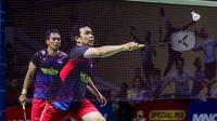Pebulu tangkis ganda putra Indonesia, Mohammad Ahsan/Hendra Setiawan berusaha mengembalikan kok ke arah pasangan China, Liang Wei Keng/Wang Chang pada babak 16 besar Indonesia Open 2024 di Istora Senayan, Jakarta, Kamis (06/06/2024). (Bola.com/Bagaskara Lazuardi)
