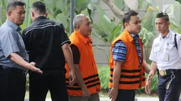 Tersangka perantara suap APBN-P Kabupaten Sumedang TA 2018 Eka Kamaluddin (kanan) dan Kadis PUPR Lampung Selatan Anjar Asmara (tengah) tiba di Gedung KPK, Jakarta, Kamis (9/8). (Merdeka.com/Dwi Narwoko)